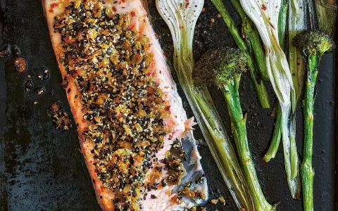 Laxfilé med sesamfrötopping och ugnsrostad broccoli och salladslök. En härlig lera i ugn som väntar på att avnjutas.
