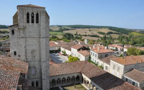 Vue aérienne d'un village médiéval avec une église romane et ses cloîtres, idéal pour visiter le Gers en 3 jours.