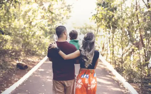 Elternzeit, obwohl das Kind bei der Mutter lebt: Ein Mann und eine Frau gehen mit ihrem Sohn spazieren.