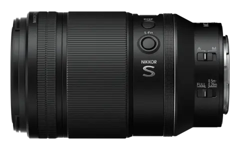 Objectif NIKKOR S noir avec boutons DISP, L-Fn, sélecteurs A/M et de mise au point. Le vr signification est la stabilisation optique.