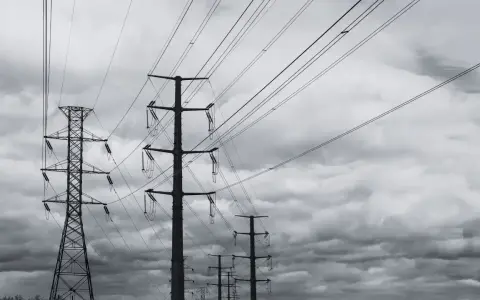 Słupy energetyczne na działce. Zastanawiasz się, ile wynosi odszkodowanie za słupy energetyczne na działce?