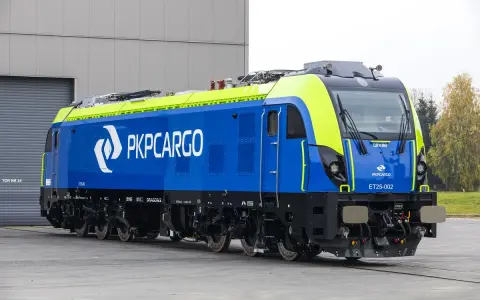 Nowa, niebiesko-zielona lokomotywa Dragon 2 PKP Cargo gotowa do pracy.