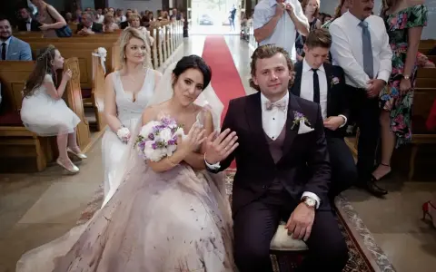 Para młoda w kościele, zastanawia się, czy po ślubie cywilnym można iść do komunii.