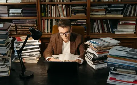 Jak cytować strony internetowe w pracy magisterskiej bez błędów?
