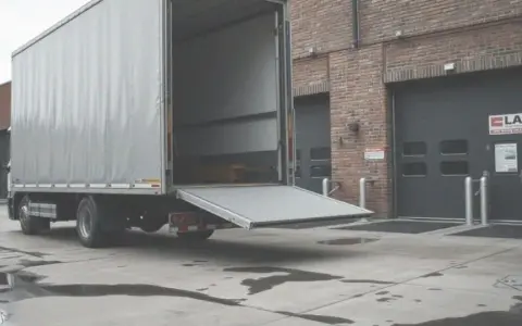 Bus z windą: Prawo jazdy i UDT. Czy masz wszystkie uprawnienia?