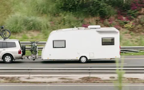 Un coche remolca una caravana blanca con bicicletas en la parte trasera. ¿Qué remolque puedo llevar con el carnet C?