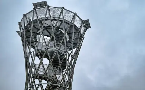 Nowoczesna wieża widokowa na Borowej, z kręconymi schodami i metalową konstrukcją, zaprasza na górę.