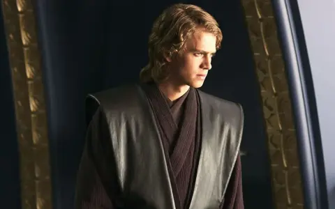 Hayden Christensen nei suoi film e programmi TV, qui nei panni di Anakin Skywalker, con un'espressione pensierosa.