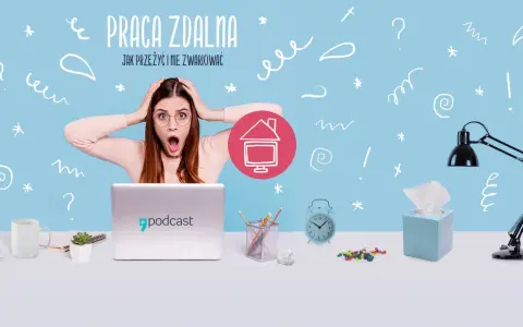Przerażona kobieta przy biurku, symbolizująca chaos pracy w domu. Na biurku laptop, kubek, ciasteczka, lampka i budzik.