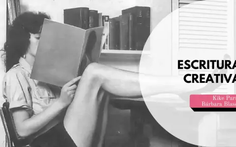 Joven lee un libro, inspirándose para ejercicios de escritura creativa.