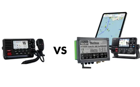 Comparaison d'un combiné VHF avec micro et d'un transpondeur bateau AIS, avec une tablette affichant une carte marine.