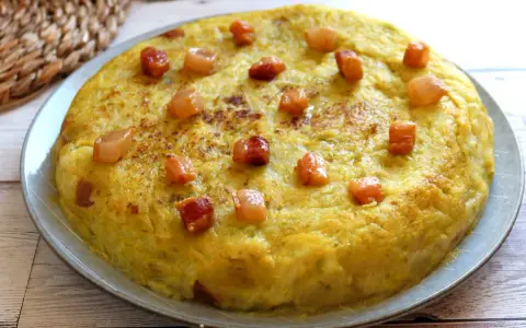Trinxat de la Cerdanya, un plato tradicional con trocitos de tocino crujiente.
