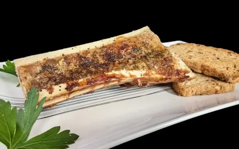 Os à moelle rôti, assaisonné d'herbes et de poivre, servi avec des toasts croustillants. Une recette os à moelle gastronomique à savourer.