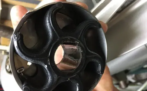 Pissette moteur hors bord Suzuki, pièce en caoutchouc usée, prête pour le remplacement.