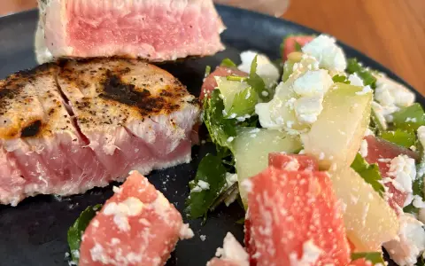 Perfekt grillad tonfisk med en fräsch sallad av vattenmelon, gurka och fetaost. En härlig sommarrätt!