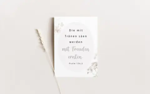 Karte mit Spruch: "Die mit Tränen säen, werden mit Freuden ernten." Psalm 126,5. Zarte Blumen und ein Grashalm.