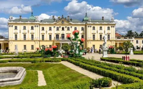 Pałac Branickich w Białymstoku, znany z pięknych ogrodów i rzeźb, to jedna z głównych atrakcji miasta.