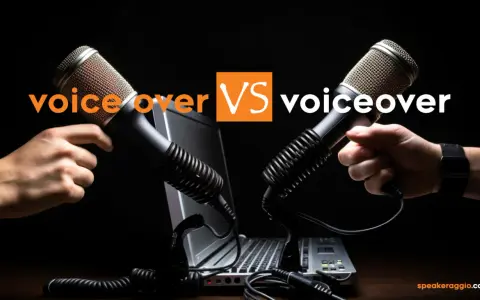 Due microfoni professionali, uno tenuto da una mano, l'altro da un'altra, si fronteggiano sopra un laptop. Il testo "voice over VS voiceover" suggerisce una competizione o un confronto nel mondo del doppiaggio e della narrazione.