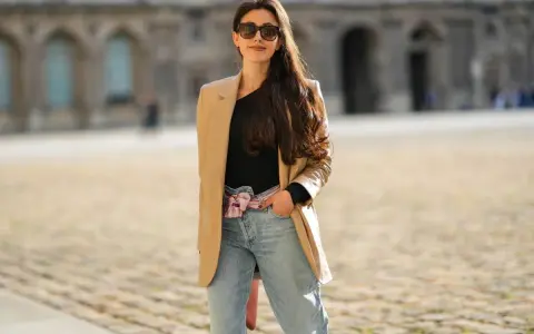 Stylowa kobieta w beżowej marynarce i jeansach mom. Inspirujące mom jeans stylizacje na co dzień.