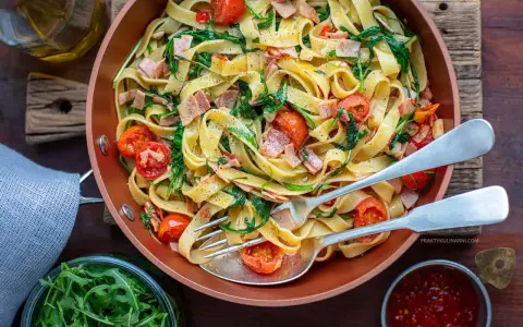 Spaghetti z szynką parmeńską: szybki przepis na włoski obiad