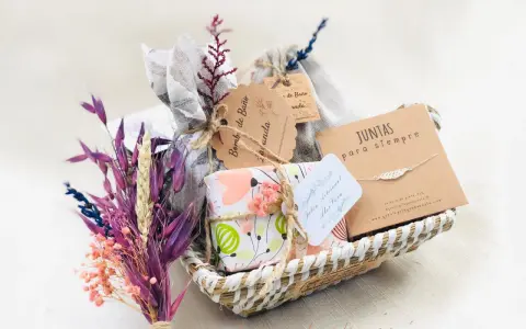 Pack regalo aniversario con jabón artesanal, bomba de baño y pulsera de plata. ¡Perfecto para celebrar!