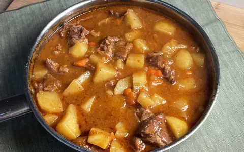 Un saporito spezzatino con patate, un classico spezzatino con patate ricetta della nonna, cotto lentamente in un tegame.