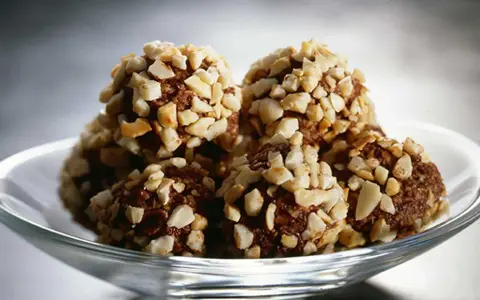 Chokladiga havrebollar, rullade i hackade nötter. Ett enkelt och gott havrebollar recept för fikat.