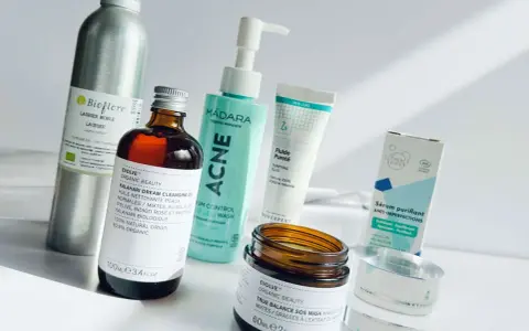 Ensemble de produits pour une routine peau grasse et acnéique : nettoyant, sérum, fluide et masque.
