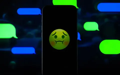 Smutna buźka na ekranie telefonu, otoczona zielonymi i niebieskimi dymkami czatu. Czy to znak, że nawet iMessage potrafi zasmucić?