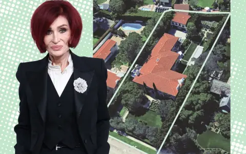 Sharon Osbourne obok rezydencji, która kiedyś należała do Ozzy'ego Osbourne'a. Luksusowa posiadłość z basenem i ogrodem.