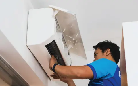 Técnico instalando un aire acondicionado. Aprende como instalar un aire acondicionado paso a paso.