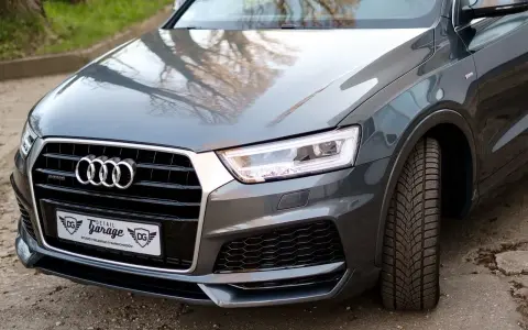 Szary Audi Q3 z napędem quattro. Zastanawiasz się afr co to? To system napędu na cztery koła, zapewniający doskonałą przyczepność.