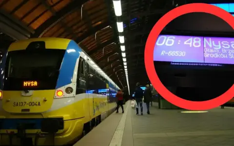 Pociąg Nysa na peronie, gotowy do odjazdu do Wrocławia. Na tablicy informacyjnej widnieje godzina 06:48 i cel podróży.