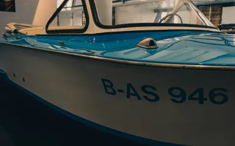 B-AS 946, jeden z klasycznych nazwy łodzi motorowych, błyszczy w słońcu.