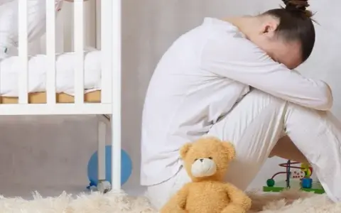 Co to jest depresja poporodowa i jak jej uniknąć? Objawy i leczenie