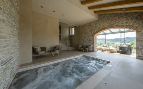 Jacuzzi interno con vista panoramica, ideale per una spa per bambini in Piemonte. Relax e divertimento assicurati tra le colline.