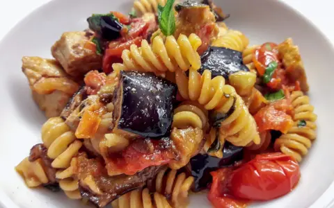 Fusilli con pesce spada, melanzane, pomodorini e basilico. Un piatto estivo saporito e colorato.