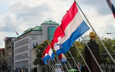 Holenderskie flagi powiewają na wietrze, celebrując dzień wyzwolenia w Holandii.
