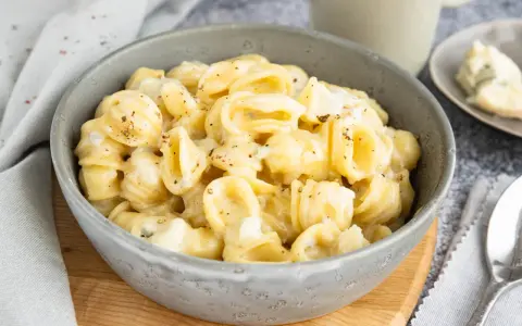 Orecchiette in cremiger Gorgonzola-Sauce, bestreut mit Pfeffer. Ein köstliches Nudelgericht, das Lust auf mehr macht.