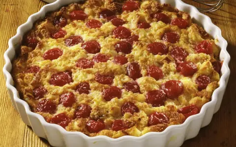 Ein frisch gebackener Kirschenmichel im weißen Auflaufform, bereit zum Servieren. Das Kirschenmichel Rezept ist ein Genuss!