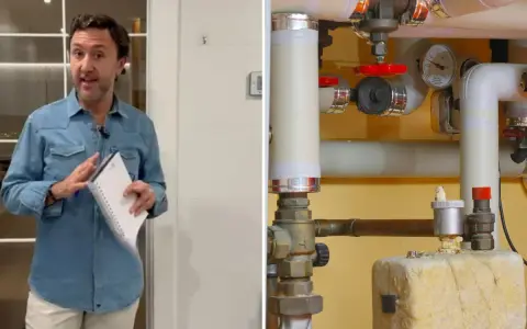 Hombre explica medidas de instalación de fontanería junto a tuberías y manómetro.