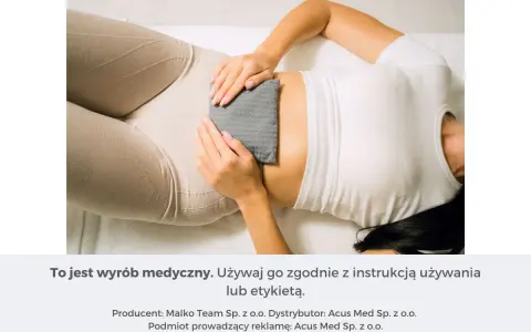 Kobieta z termoforem na brzuchu. To wyrób medyczny, który przynosi ulgę.