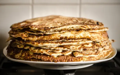 Pile généreuse de crêpes à la farine de châtaigne, dorées et appétissantes, prêtes à être dégustées.