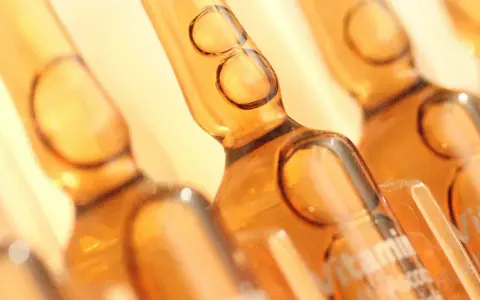 Braune Ampullen mit Vitamin C Infusion, bereit für die Anwendung.