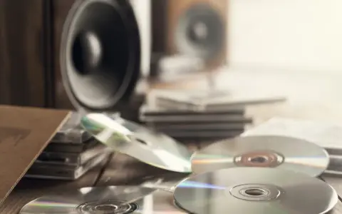 Płyty CD i głośniki na drewnianym blacie. Czy to epka, co to za format?