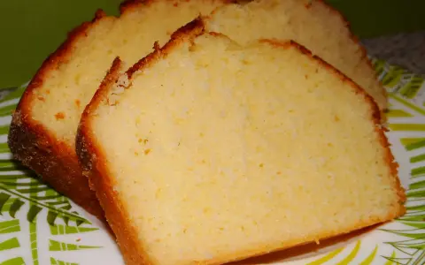 Puszyste kromki ciasta jogurtowego, idealne na podwieczorek. To sprawdzony przepis na ciasto jogurtowe, które zawsze wychodzi!