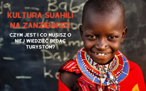 Uśmiechnięty chłopiec w tradycyjnej biżuterii na Zanzibarze, gdzie językiem urzędowym jest suahili. Poznaj kulturę wyspy.