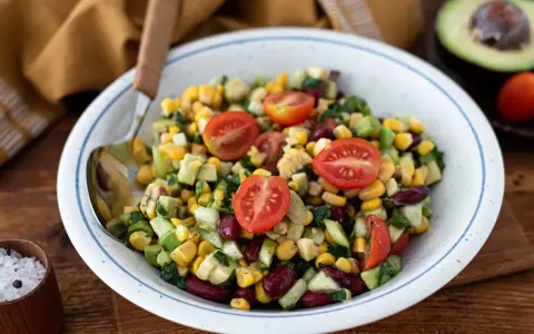 Bunter Kidneybohnen Salat mit Mais, Avocado und Tomaten. Ein erfrischender Genuss für warme Tage.