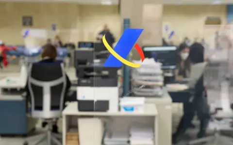 Oficina con logo de Hacienda. Personas trabajando, una persona con disfraz de superhéroe. Se acerca el momento del segundo pago de la renta.