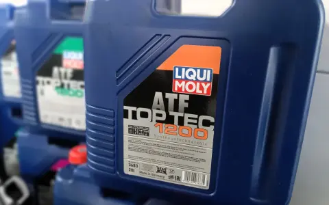 Niebieski kanister z płynem do skrzyni biegów ATF Top Tec 1200 od Liqui Moly.